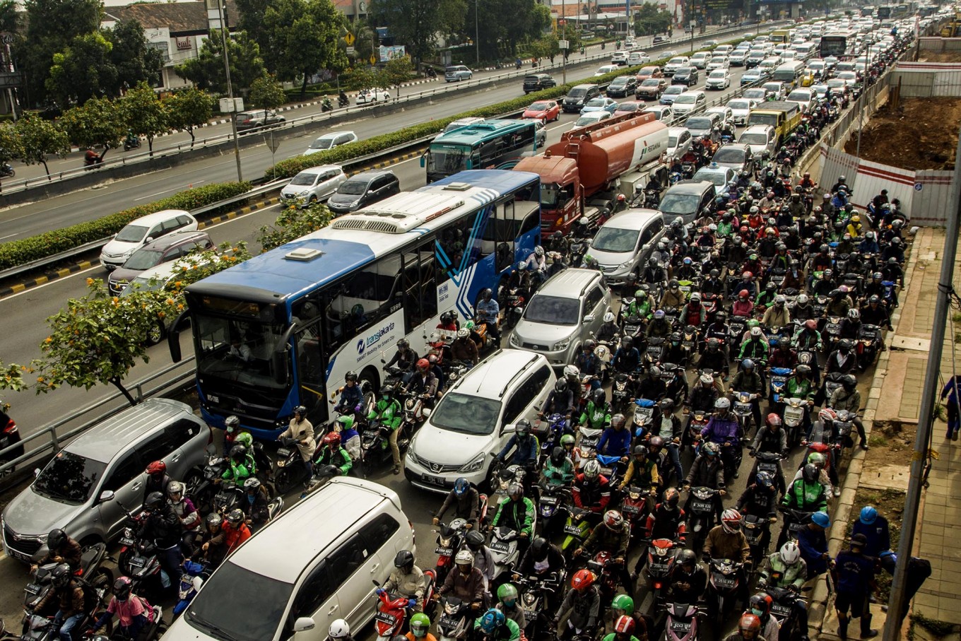 Circulation tumultueuse entre automobilistes et Jakartamens 