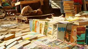 La vente de livres par terre autour de l'Ucad, un business florissant  