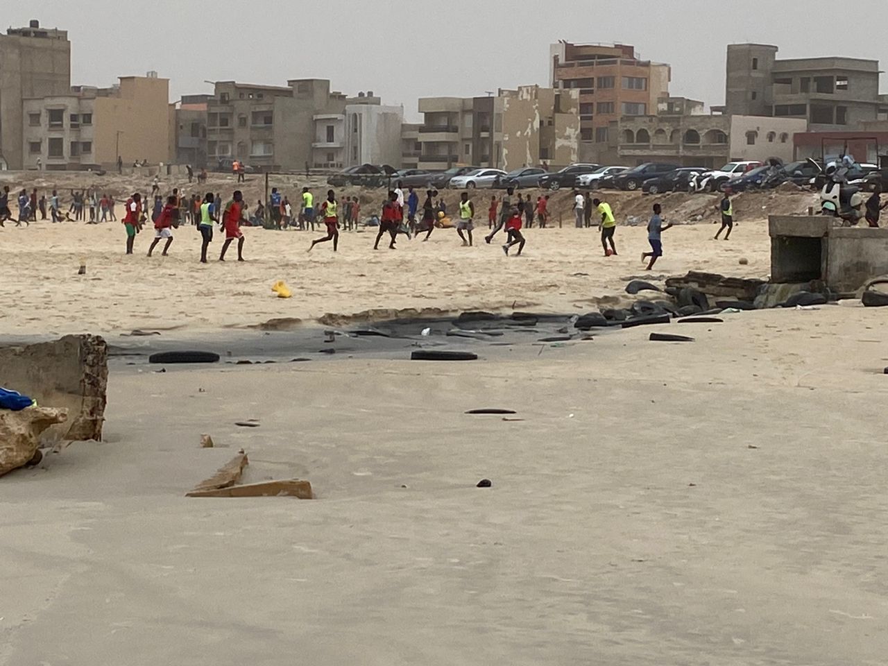 A Diamalaye, un canal de déversement pollue l’atmosphère de la plage