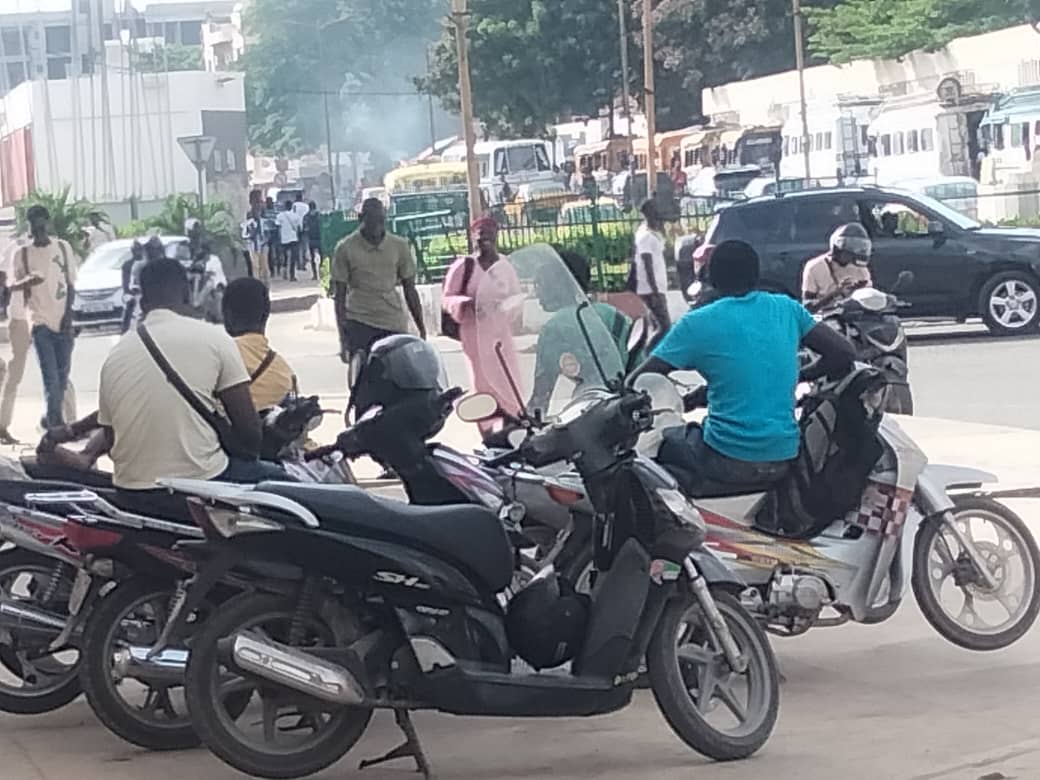 Diplômés sans emplois, ils conduisent des motos "Jakarta" pour s'en sortir 